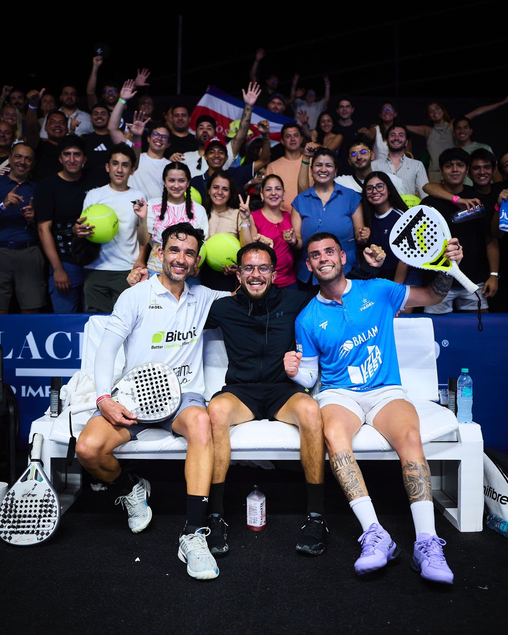 Juan Meza celebrando con jugadores profesionales tras una victoria del circuito